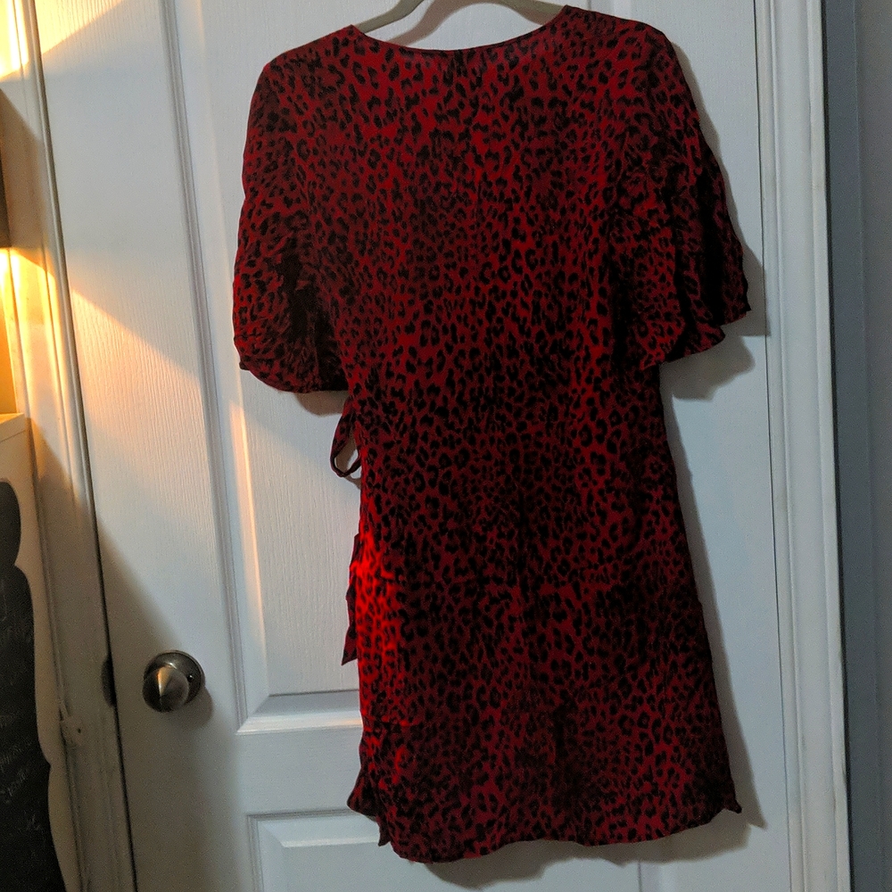 NWT Sanctuary Red Leopard print short sleeve v-neck tie wrap dress, size large - Picture 8 of 11